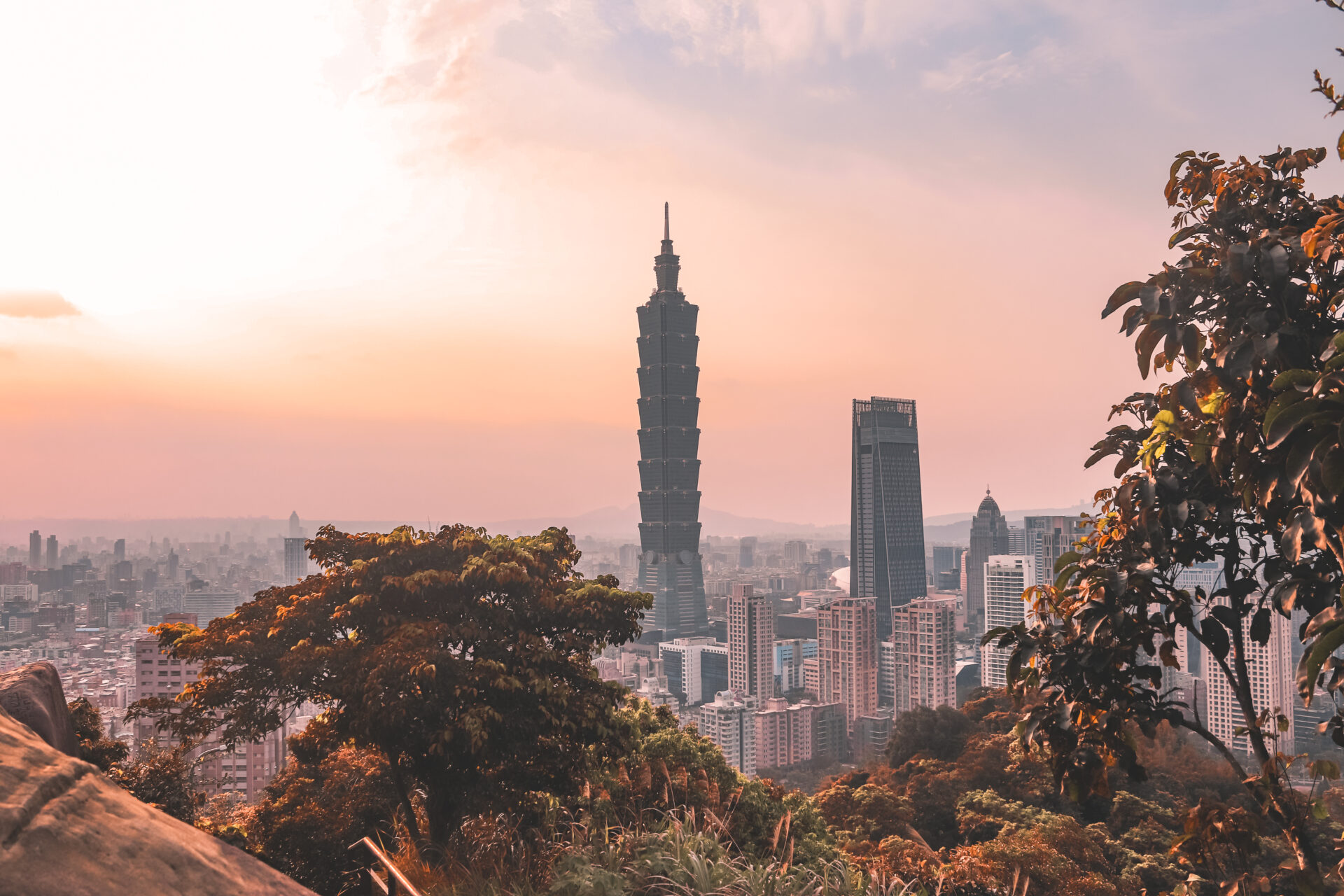 Sunset view of Taipei 101 at Elephant Mountain peak