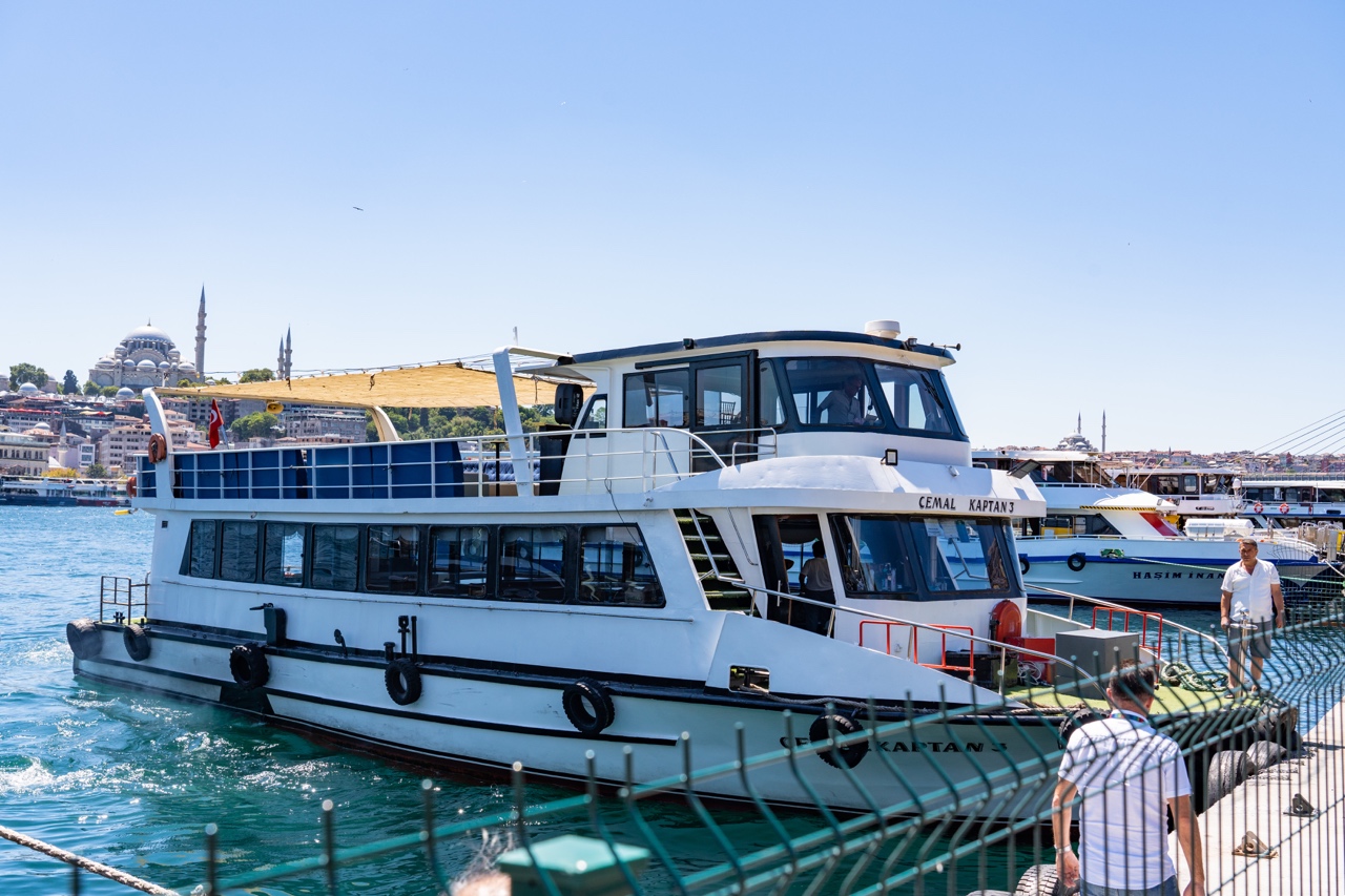Bosphorus River cruise boat istanbul turkey