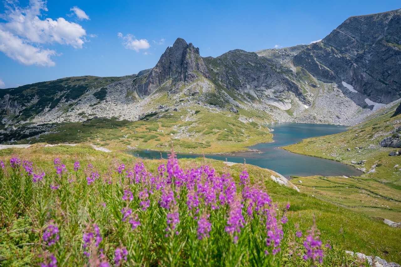 CONQUERING THE PEAKS: WHAT YOU NEED TO KNOW ABOUT HIKING THE LAKE 7 RILA LAKES TRAIL